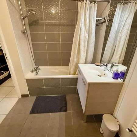 3 Chambres, Metro Tram A 50 M, Parking Prive ! Appartement *