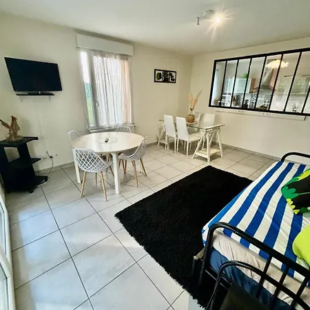 Appartement 3 Chambres, Metro Tram A 50 M, Parking Prive ! Vaulx-en-Velin